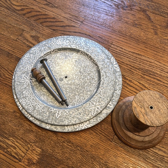 ❄️ Two-Tier Galvanized Metal Stand with Snowflake Design ❄️ - Picture 3 of 5